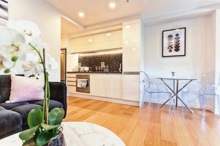 Spacious One Bedroom Apartment In Newmarket Auckland Eksteriør billede